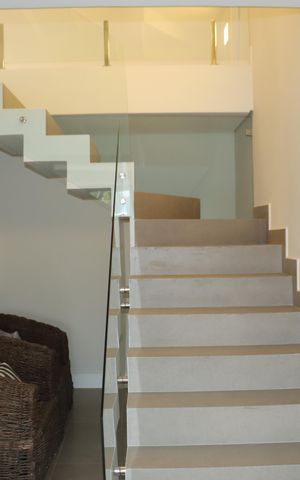 Casa de condomínio para alugar com 484m², 4 quartos e 3 vagasEscada