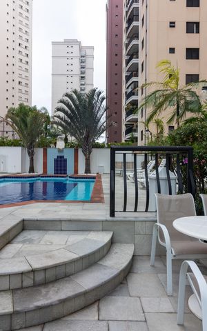Apartamento à venda com 200m², 3 quartos e 3 vagas Apartamento à venda com 200m², 3 quartos e 3 vagasÁrea comum - Piscina