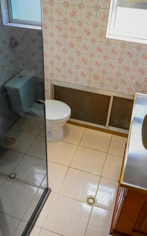 Casa à venda com 120m², 3 quartos e sem vaga Casa à venda com 120m², 3 quartos e sem vagaBanheiro