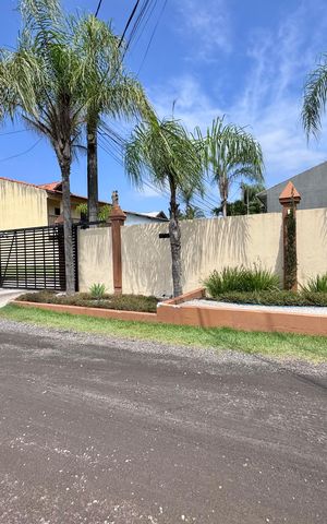 Casa de condomínio à venda com 150m², 3 quartos e 1 vaga Casa de condomínio à venda com 150m², 3 quartos e 1 vagaFachada