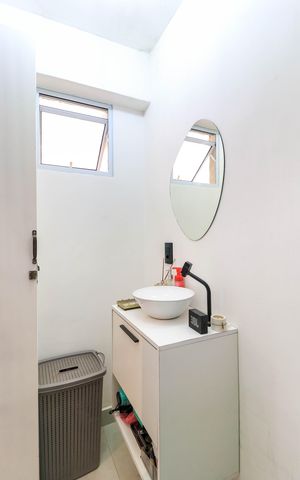 Casa à venda com 83m², 2 quartos e 1 vaga Casa à venda com 83m², 2 quartos e 1 vagaBanheiro da Edícula