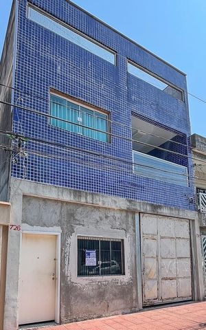 Casa para alugar com 458m², 2 quartos e 2 vagasFachada + plaquinha
