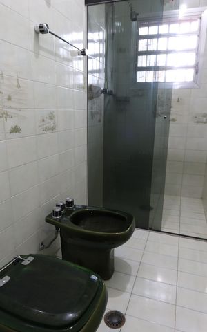 Casa à venda com 338m², 3 quartos e 8 vagasBanheiro da Suíte 2