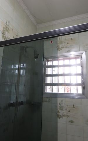 Casa à venda com 338m², 3 quartos e 8 vagasBanheiro da Suíte 2