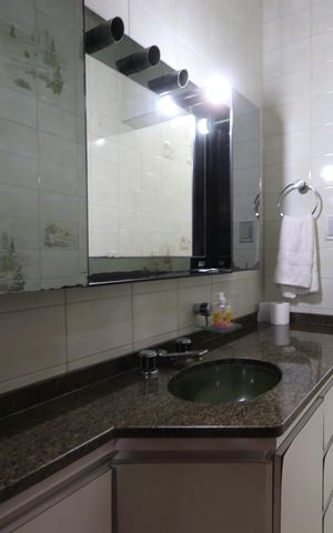 Casa à venda com 338m², 3 quartos e 8 vagasBanheiro da Suíte 2
