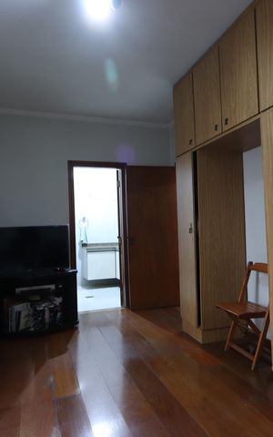 Casa à venda com 338m², 3 quartos e 8 vagasSuíte 3