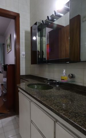 Casa à venda com 338m², 3 quartos e 8 vagasBanheiro da Suíte 2