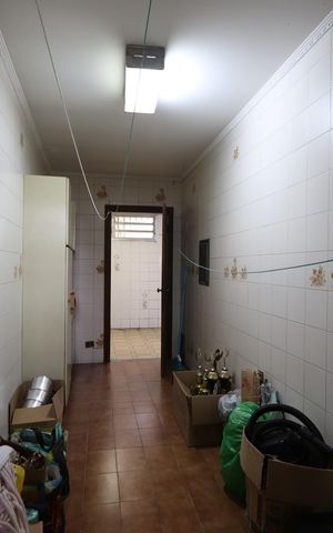 Casa à venda com 338m², 3 quartos e 8 vagasDespensa