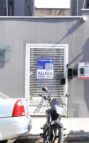 Apartamento para alugar com 38m², 2 quartos e sem vagaPlaca grande instalada no portão do condomínio no dia 09.06.2026 - Código da placa: IMWU-688