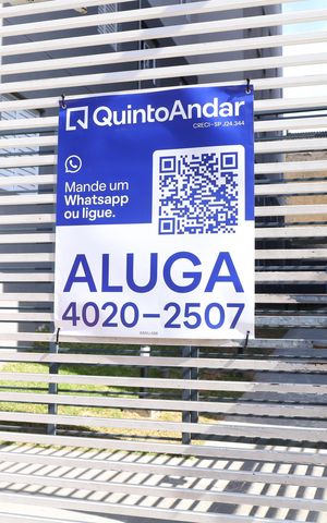 Apartamento para alugar com 38m², 2 quartos e sem vagaPlaca grande instalada no portão do condomínio no dia 09.06.2026 - Código da placa: IMWU-688