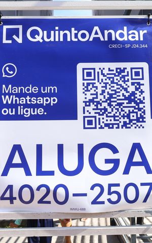 Apartamento para alugar com 38m², 2 quartos e sem vagaPlaca grande instalada no portão do condomínio no dia 09.06.2026 - Código da placa: IMWU-688