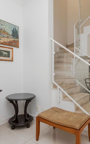 Casa à venda com 224m², 3 quartos e 2 vagas Casa à venda com 224m², 3 quartos e 2 vagasSala