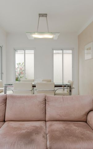 Casa à venda com 224m², 3 quartos e 2 vagas Casa à venda com 224m², 3 quartos e 2 vagasSala