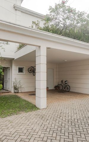 Casa à venda com 224m², 3 quartos e 2 vagas Casa à venda com 224m², 3 quartos e 2 vagasFachada