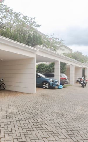 Casa à venda com 224m², 3 quartos e 2 vagas Casa à venda com 224m², 3 quartos e 2 vagasFachada