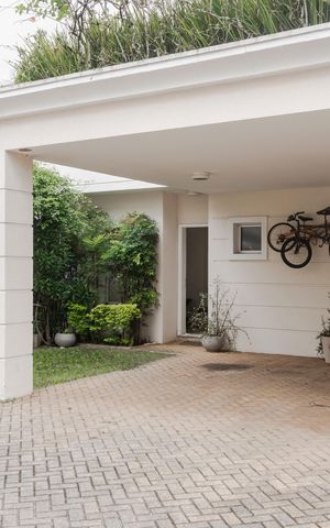 Casa à venda com 224m², 3 quartos e 2 vagas Casa à venda com 224m², 3 quartos e 2 vagasFachada