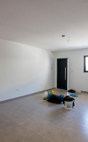 Casa à venda com 126m², 3 quartos e 2 vagas Casa à venda com 126m², 3 quartos e 2 vagasSala