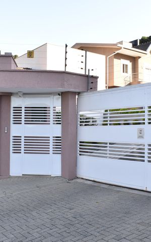 Casa de condomínio à venda com 319m², 4 quartos e 5 vagasFachada