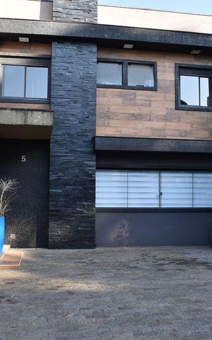 Casa de condomínio à venda com 319m², 4 quartos e 5 vagasGaragem