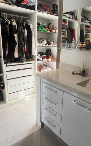 Apartamento à venda com 57m², 1 quarto e 1 vaga Apartamento à venda com 57m², 1 quarto e 1 vagaCloset da Suíte