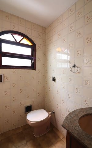 Casa à venda com 300m², 3 quartos e 4 vagasBanheiro casa 3