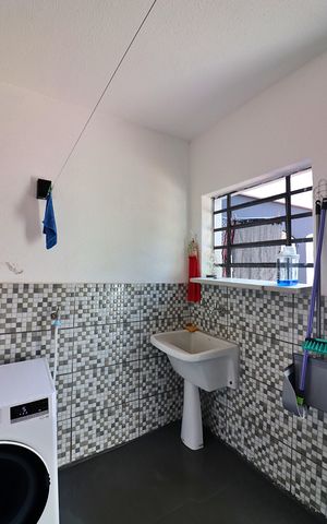 Casa à venda com 300m², 3 quartos e 4 vagasÁrea de Serviço