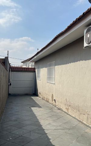 Casa à venda com 257m², 3 quartos e 6 vagas Casa à venda com 257m², 3 quartos e 6 vagasÁrea Externa