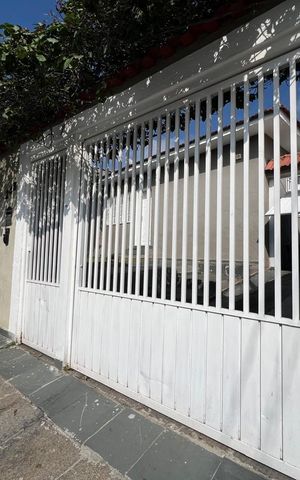 Casa à venda com 257m², 3 quartos e 6 vagas Casa à venda com 257m², 3 quartos e 6 vagasFachada