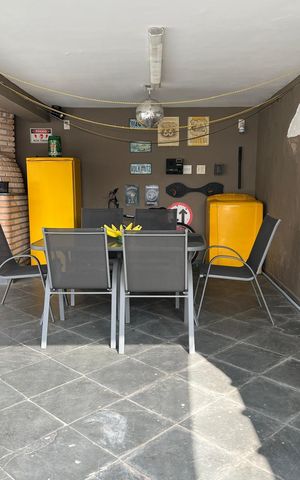 Casa à venda com 257m², 3 quartos e 6 vagas Casa à venda com 257m², 3 quartos e 6 vagasÁrea Externa