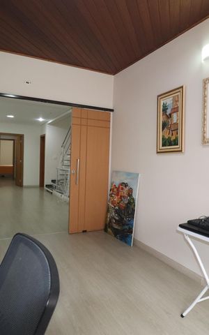 Casa à venda com 308m², 4 quartos e 4 vagasEscritório