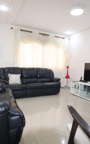 Casa à venda com 308m², 4 quartos e 4 vagasSala