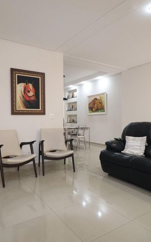 Casa à venda com 308m², 4 quartos e 4 vagasSala