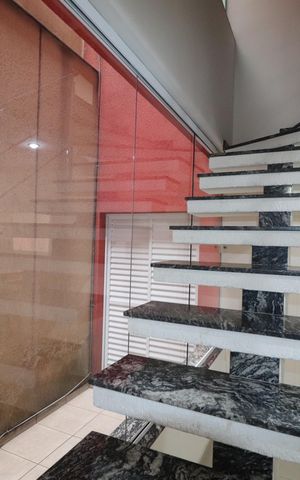 Casa à venda com 308m², 4 quartos e 4 vagasEscada