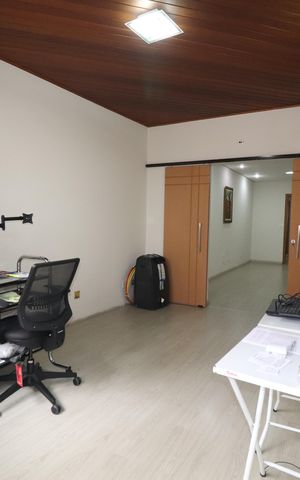Casa à venda com 308m², 4 quartos e 4 vagasEscritório