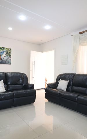 Casa à venda com 308m², 4 quartos e 4 vagasSala