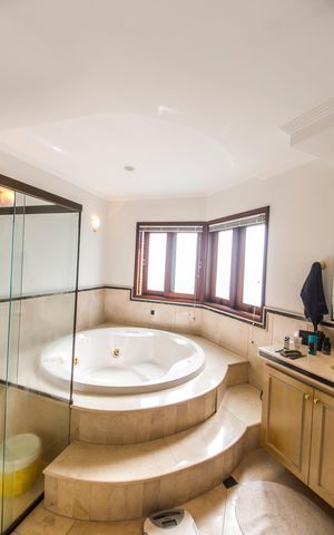 Casa de condomínio à venda com 703m², 4 quartos e 4 vagas Casa de condomínio à venda com 703m², 4 quartos e 4 vagasBanheiro da Suíte 1