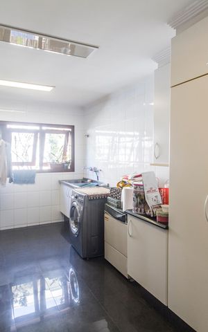 Casa de condomínio à venda com 703m², 4 quartos e 4 vagas Casa de condomínio à venda com 703m², 4 quartos e 4 vagasÁrea de Serviço