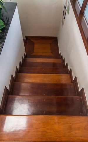 Casa de condomínio à venda com 703m², 4 quartos e 4 vagas Casa de condomínio à venda com 703m², 4 quartos e 4 vagasEscada