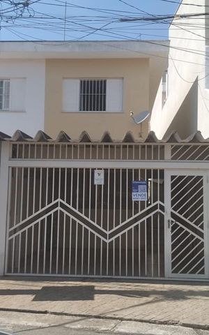 Casa à venda com 212m², 5 quartos e 2 vagas Casa à venda com 212m², 5 quartos e 2 vagasFachada