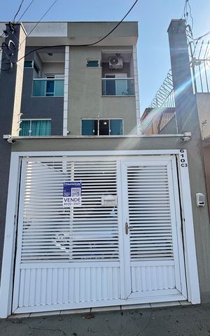 Casa à venda com 134m², 3 quartos e 2 vagas Casa à venda com 134m², 3 quartos e 2 vagasFachada