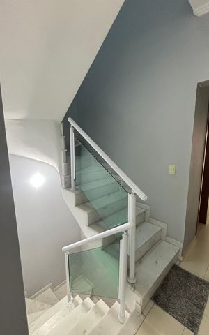Casa à venda com 134m², 3 quartos e 2 vagas Casa à venda com 134m², 3 quartos e 2 vagasEscada