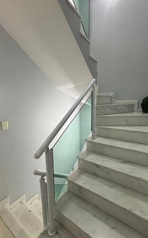 Casa à venda com 134m², 3 quartos e 2 vagas Casa à venda com 134m², 3 quartos e 2 vagasEscada