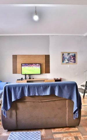 Casa à venda com 110m², 3 quartos e sem vaga Casa à venda com 110m², 3 quartos e sem vagaSala