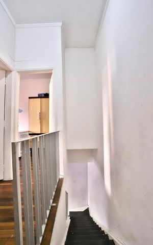 Casa à venda com 110m², 3 quartos e sem vaga Casa à venda com 110m², 3 quartos e sem vagaEscada