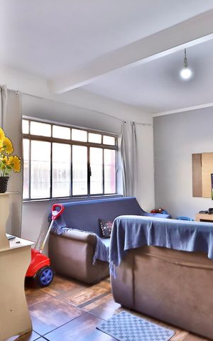 Casa à venda com 110m², 3 quartos e sem vaga Casa à venda com 110m², 3 quartos e sem vagaSala