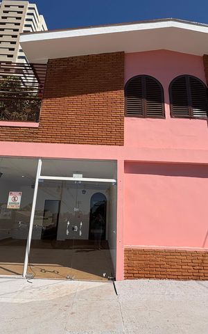 Casa para alugar com 276m², 3 quartos e 4 vagas Casa para alugar com 276m², 3 quartos e 4 vagasFachada + Placa