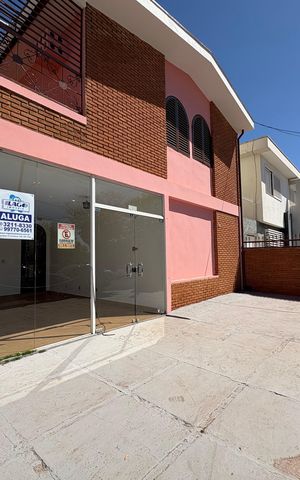 Casa para alugar com 276m², 3 quartos e 4 vagas Casa para alugar com 276m², 3 quartos e 4 vagasFachada + Placa