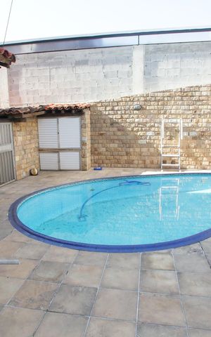 Casa à venda com 219m², 4 quartos e 2 vagasPiscina