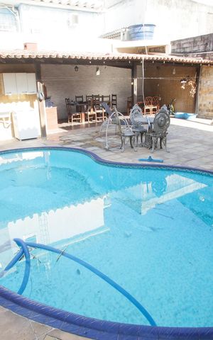 Casa à venda com 219m², 4 quartos e 2 vagasPiscina
