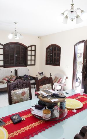 Casa à venda com 219m², 4 quartos e 2 vagasSala